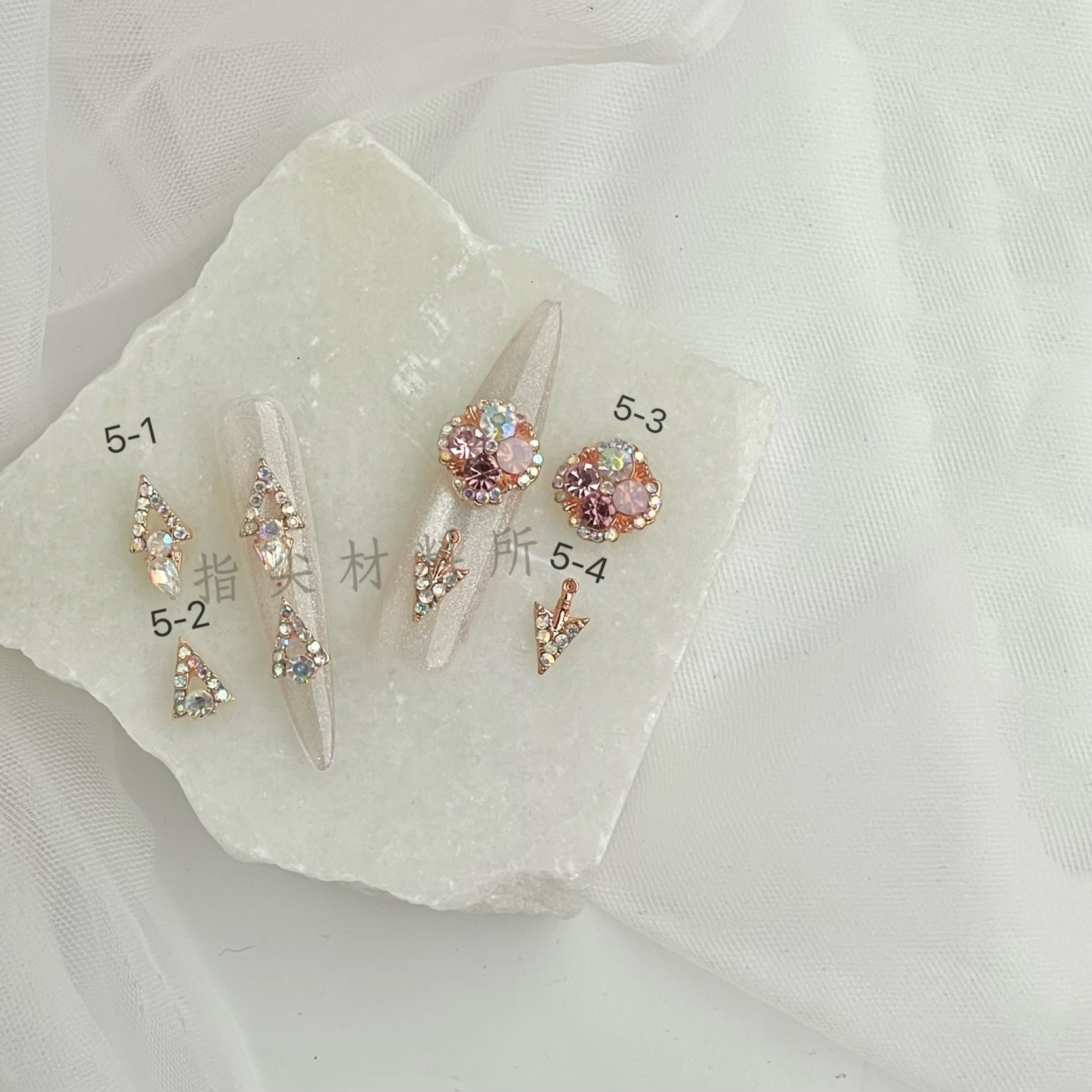 台灣現貨 日系玫瑰金美甲鑽飾 粉色水鑽 極光鑽 愛心鑽 箭頭鑽 美甲大鑽 珠寶飾品 美甲用品三指尖材料所1-4