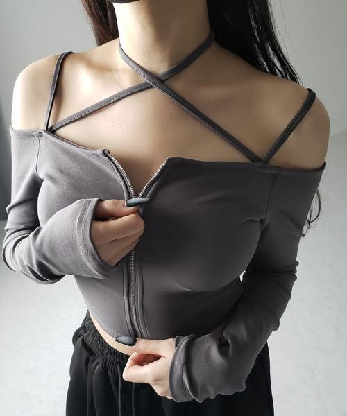 灰色露肩交叉辣妹上衣🩶