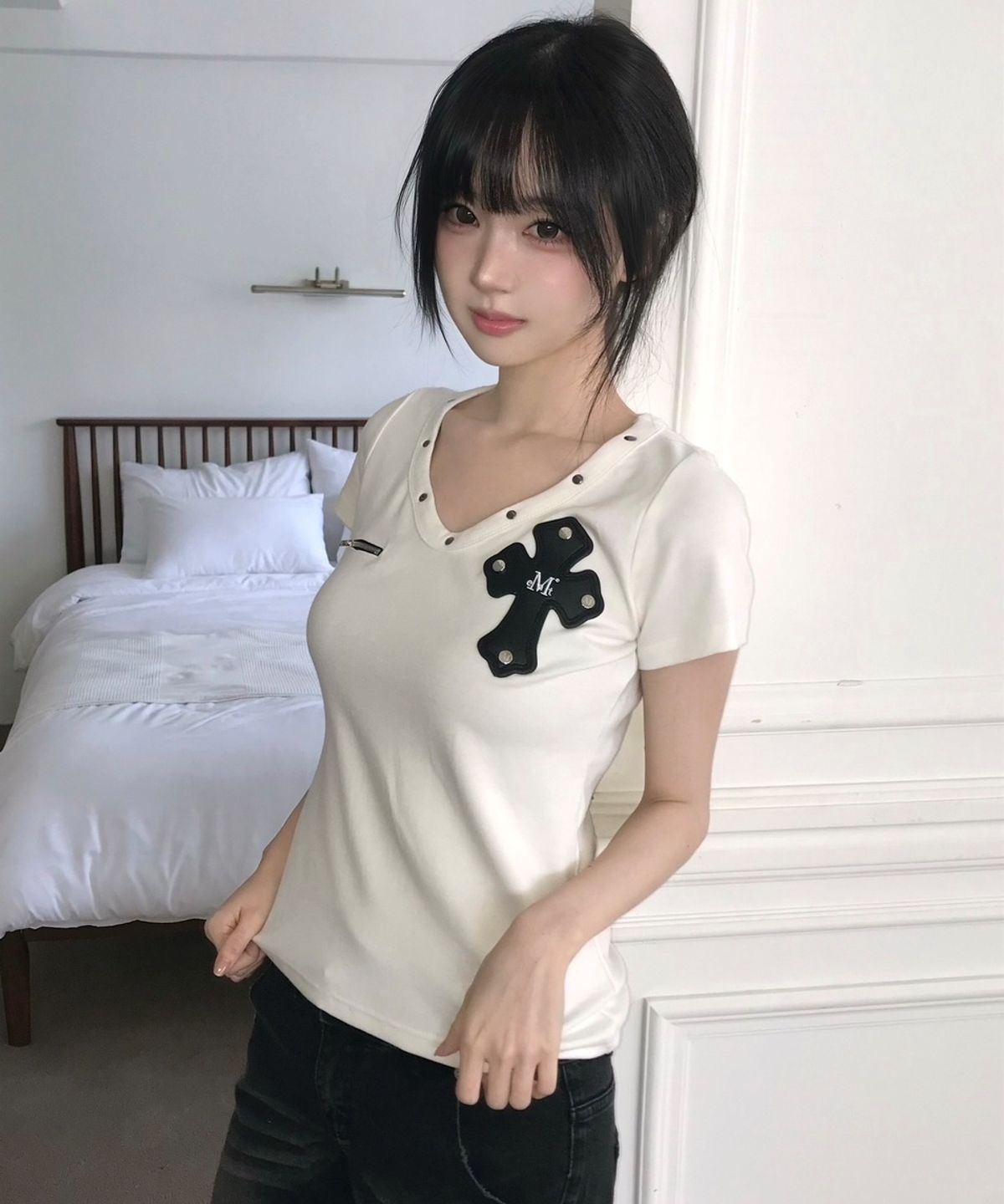 DEBON V-NECK HALF T （2COLOR） 데본 브이넥 반팔 티 （2컬러）