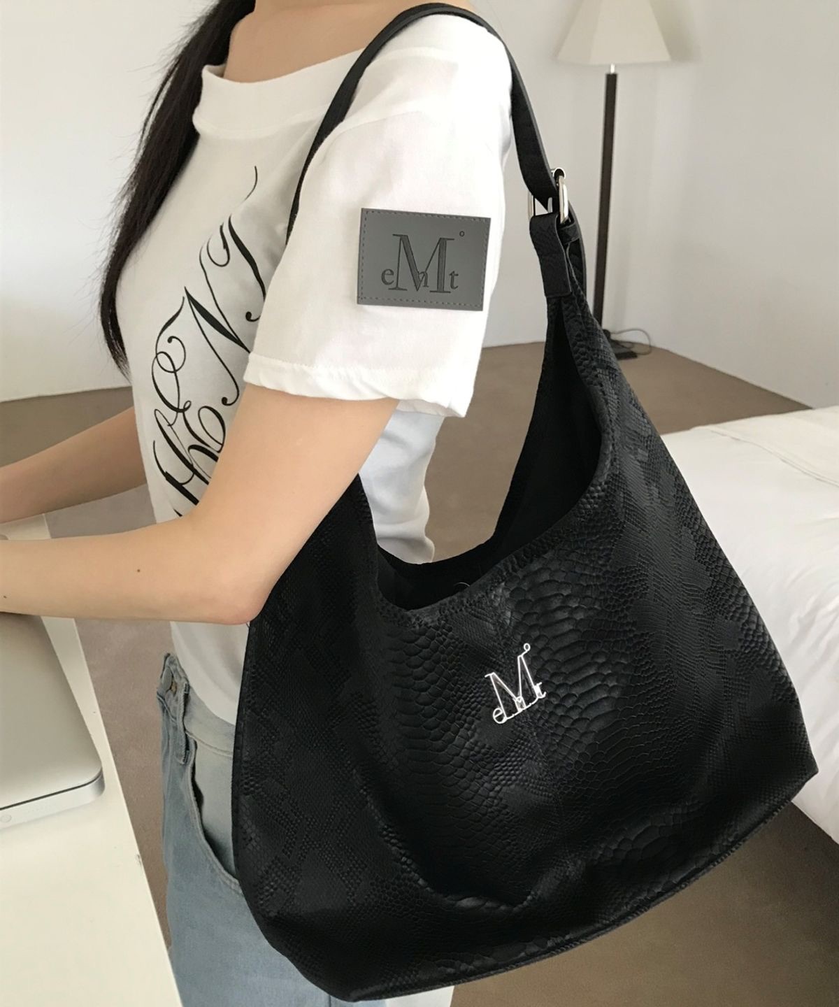 ERVA SNAKE PATTERN SHOULDER BAG UNISEX 에르바 뱀피 패턴 숄더백 남녀공용