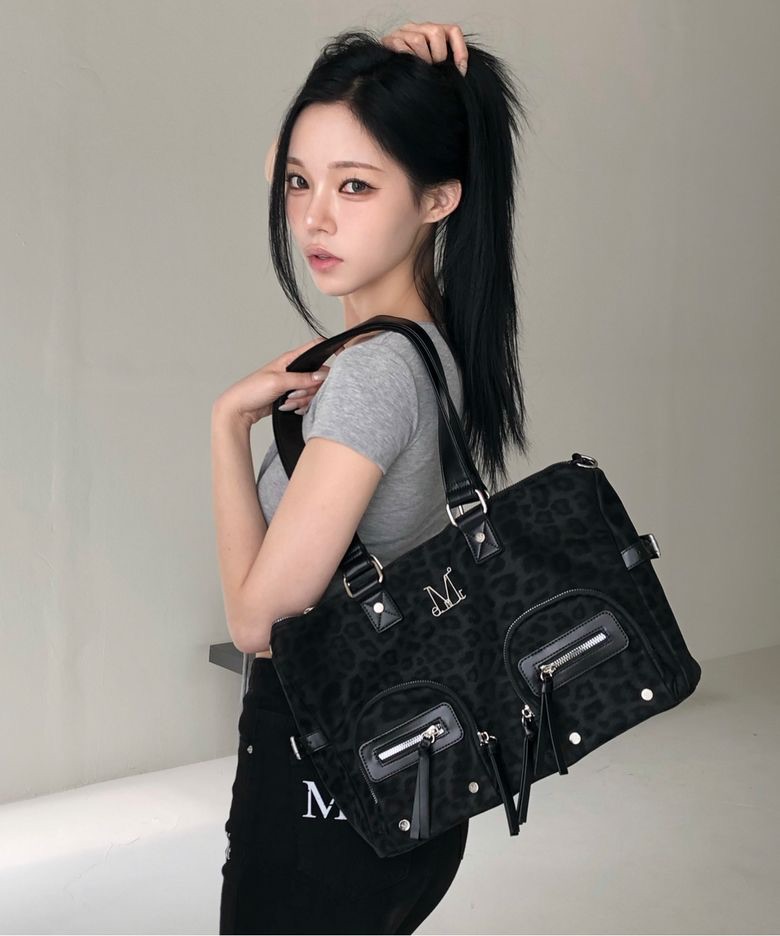 ROZAN LEOPARD METAL LOGO SHOULDER BAG UNISEX 로잔 호피 메탈 로고 숄더백