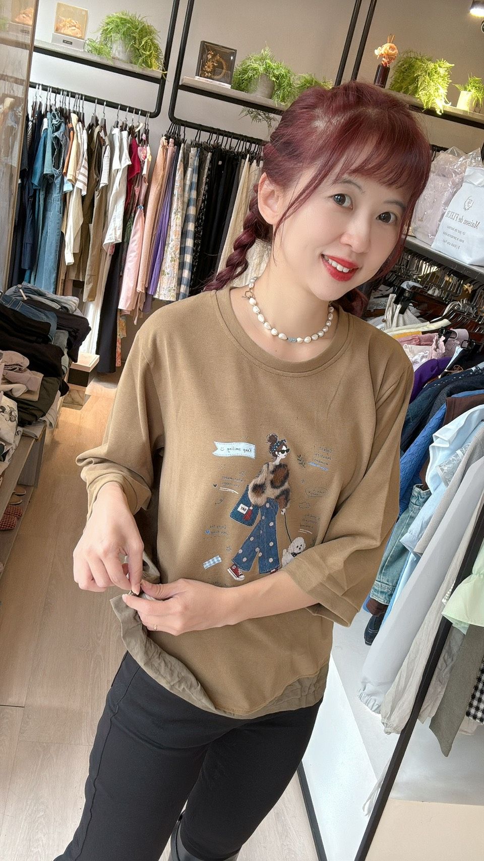 皮革女郎印花後拼接感下擺可抽繩圓領Ｔ恤七分袖上衣