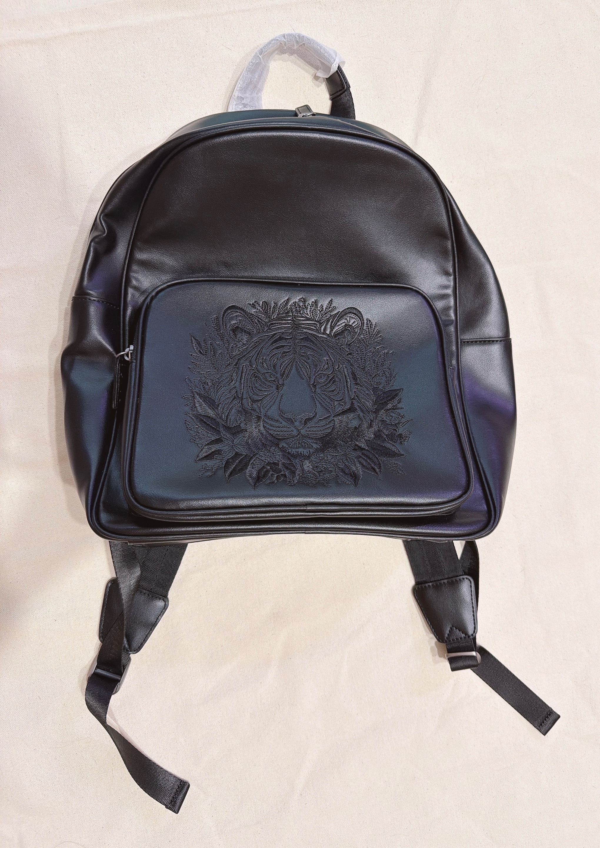 【全新未拆膜】暗黑系精緻立體老虎刺繡皮革雙肩包/後背包（黑色）