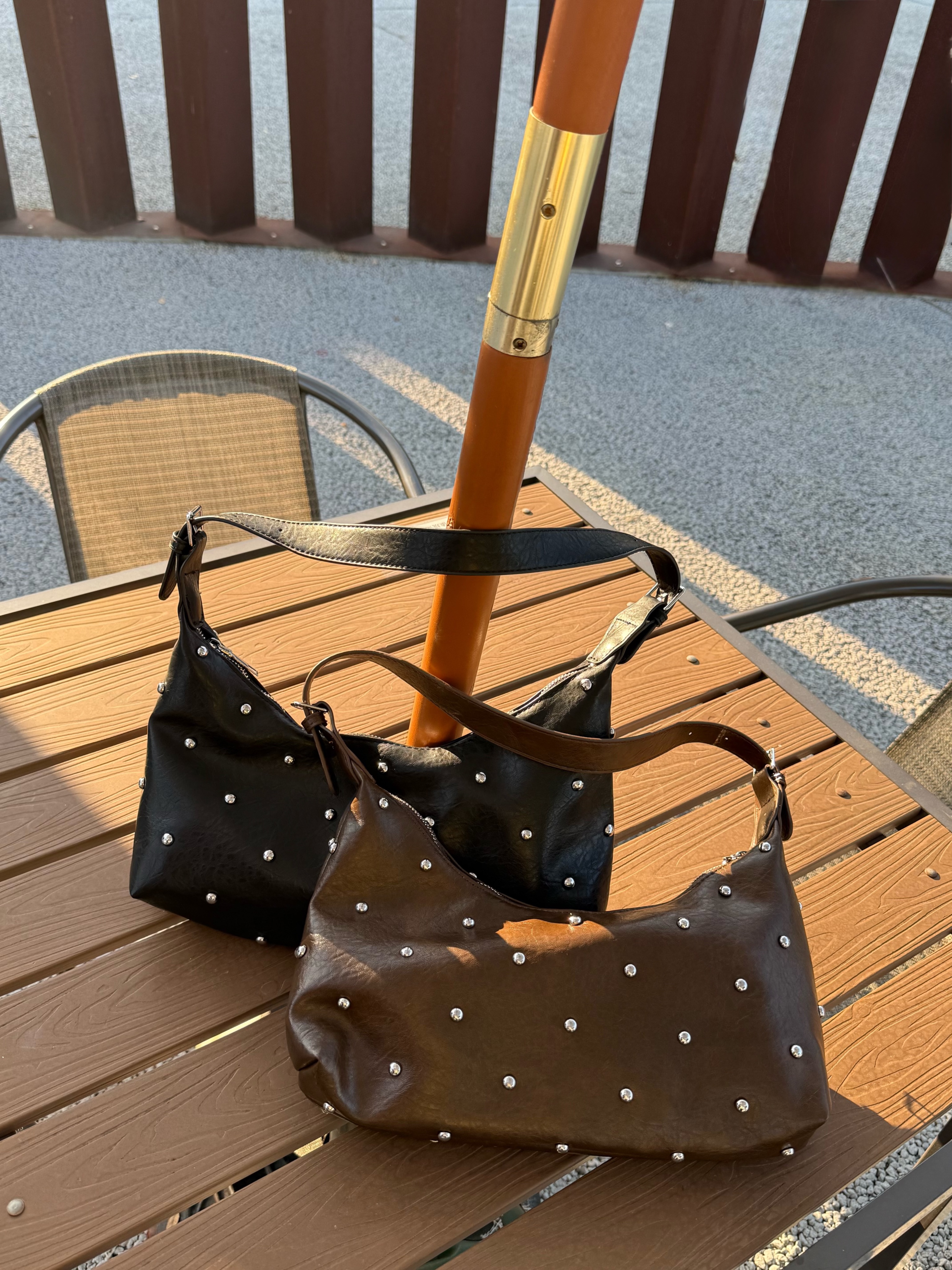 🍂時髦穿搭必備！美式 復古 個性 鉚釘 肩背包  腋下包 斜背包 （兩種背袋可調節）
